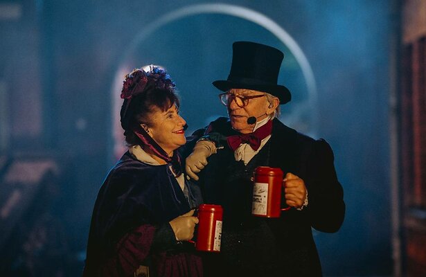 Debbie en Paul als collectanten in Scrooge Live.