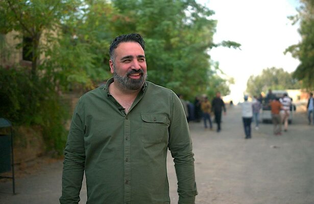 Presentator Sinan Can doet mee aan krantenproject.