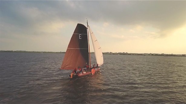 Zeilstrijd op het Friese water in Skûtsje journaal