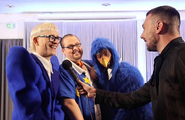 Joost Klein op de turquoise loper van het Eurovisie Songfestival 2024