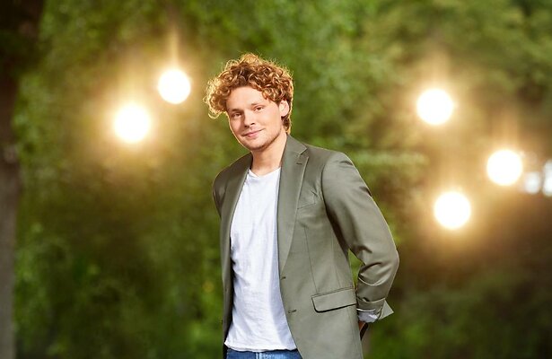 Soy Kroon in vakjury van het Junior Songfestival.