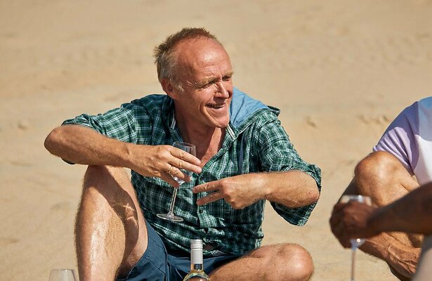 Stef Bos in Strandgasten