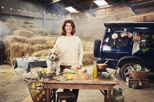 Yvette van Boven met haar hondje Hughie