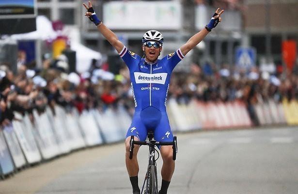 In de pedalen voor de Omloop