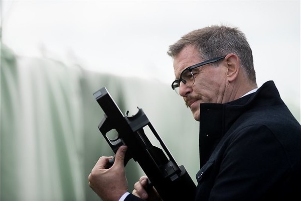 Milla Jovovich heeft het aan de stok met James Bond