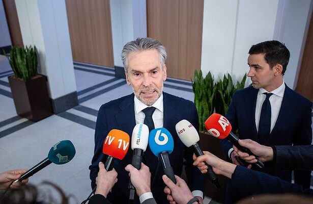 Dick Schoof voor de pers.