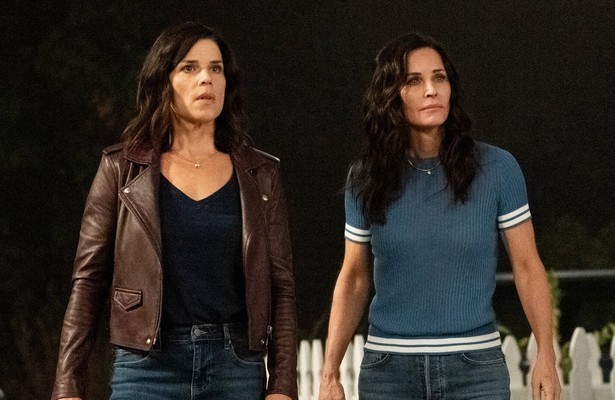 Neve Campbell als Sidney Prescott en Courteney Cox als Gale Weathers in Scream