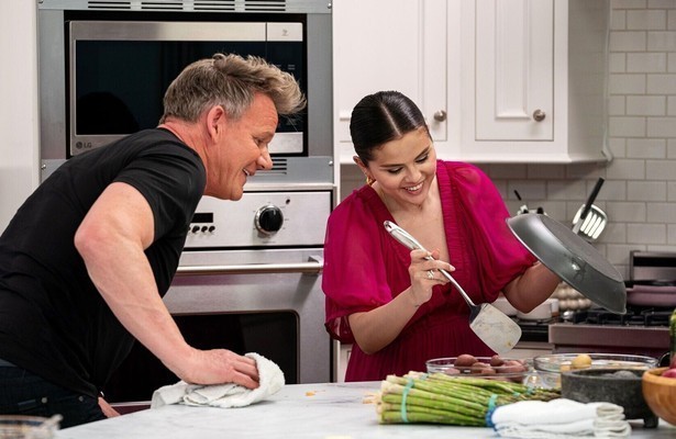 Selena Gomez en Gordon Ramsay in Selena + Chef