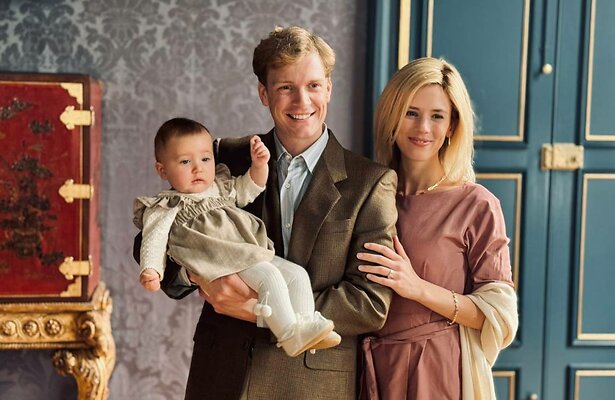 Martijn Lakemeier als Willem-Alexander en Delfina Chaves als Máxima in de serie.