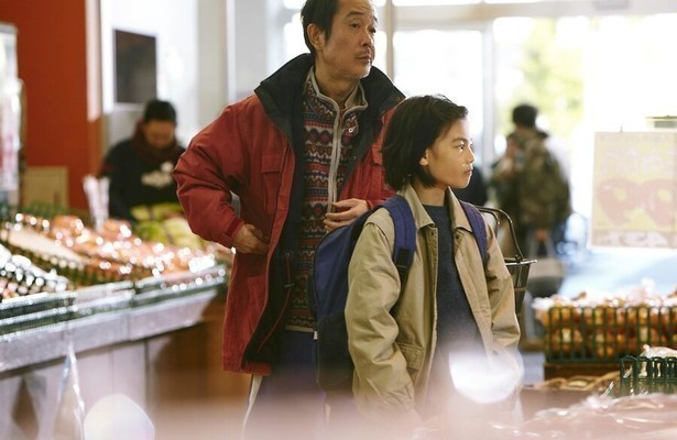 Lily Franky en Jyo Kairi in Shoplifters