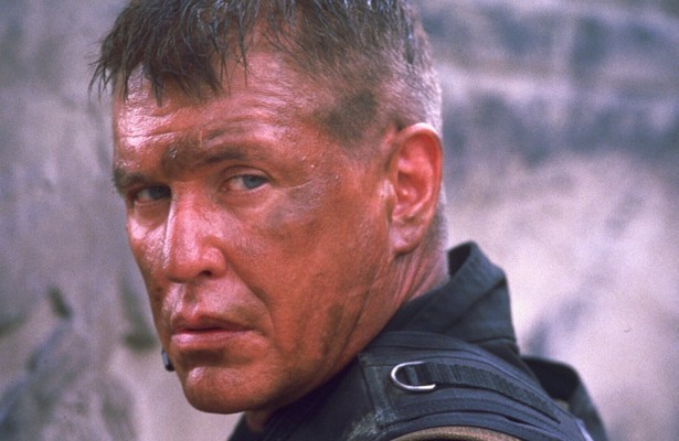 Tom Berenger als Thomas Beckett in Sniper 2