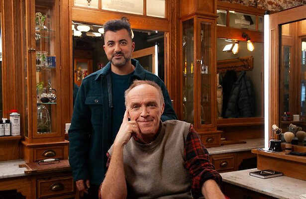 Stef Bos met Özcan Akyol voor De Geknipte Gast