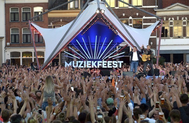 Rapper Donnie zingt op het Muziekfeest