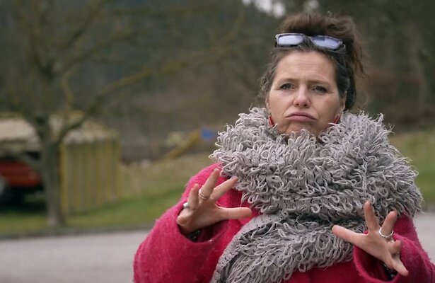 Claudia doet voor hoe de stuwdam breekt.