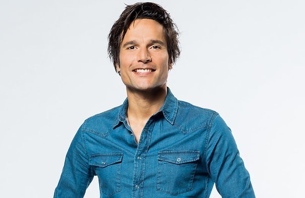 Regisseur Tim Oliehoek kijkt eerzaam terug op afscheidnemend Hendrik Groen