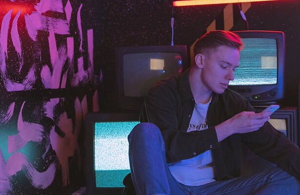 Tv-kijken met je smartphone erbij: zo ziet de moderne tv-avond eruit