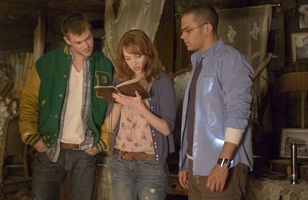 Chris Hemsworth, Kristen Connolly en Jesse Williams in The Cabin in the Woods
