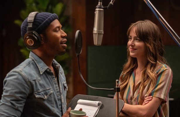 Kelvin Harrison Jr. en Dakota Johnson in The High Note
