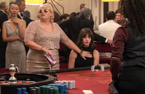 Rebel Wilson en Anne Hathaway in The Hustle