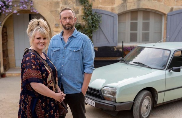 Steve Edge als Dom en Sally Lindsay als Jean in The Madame Blanc Mysteries