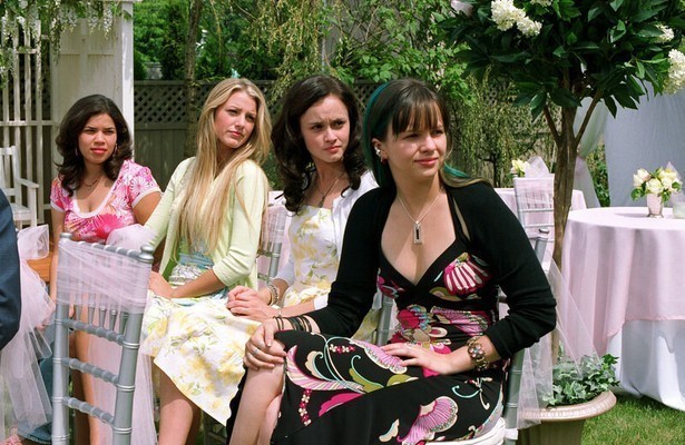 Vier vriendinnen delen een broek