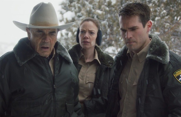 Robert Forster, Riki Lindhome en Jim Cummings in The Wolf of Snow Hollow