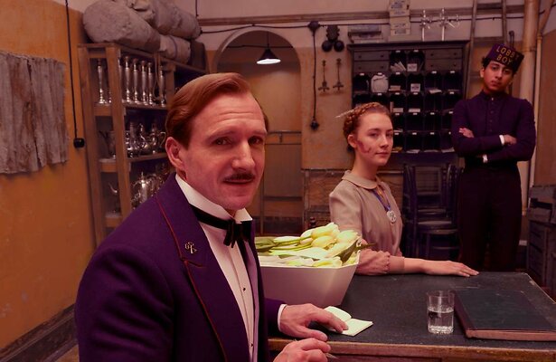 Ralph Fiennes, Saoirse Ronan en Tony Revolori in The Grand Budapest Hotel
