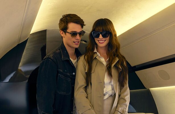 Anne Hathaway en Nicholas Galitzine in The Idea of You