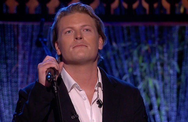 Thomas Berge zingt Arcade tijdens Beste Zangers Songfestival-special