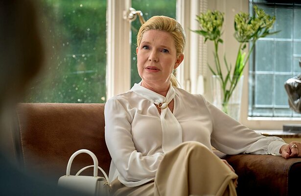 Tjitske Reidinga als Claire bij dokter Rossi.