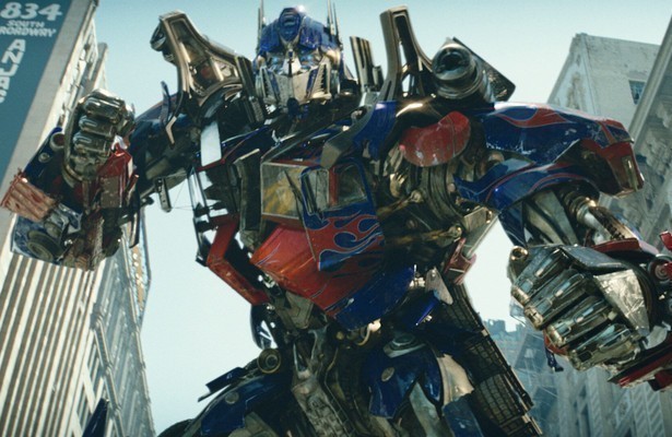 Shia LaBeouf koopt een bijzondere auto in Transformers