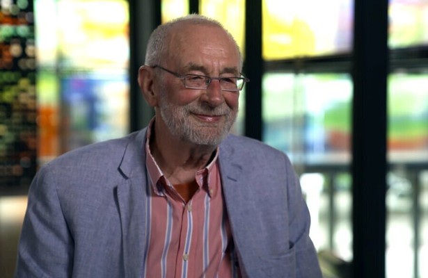 Cabaretier en schrijver Hans Dorrestijn voor TV Monument