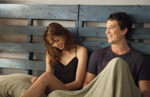 Analeigh Tipton en Miles Teller in Two Night Stand