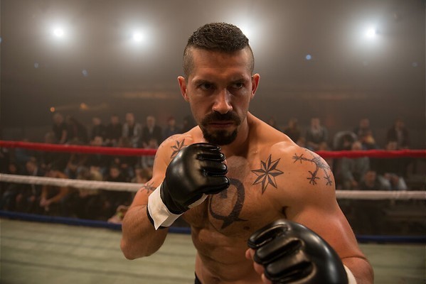 Scott Adkins knokt door