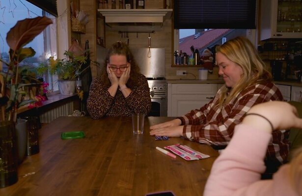 De moeder van Gerda en Mathilde kan in eerste instantie het positieve nieuws niet geloven. 