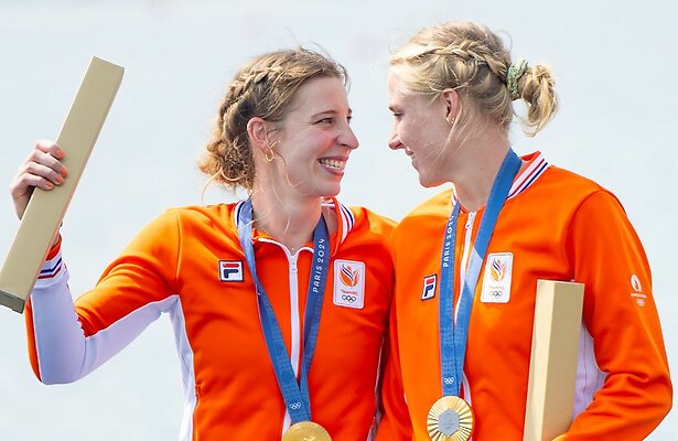 Veronique Meester en Ymkje Clevering met het mysterieuze doosje