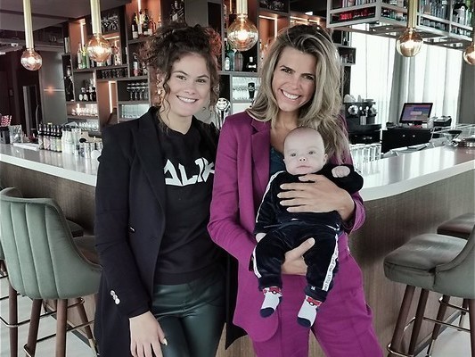 Miss kim Kötter helpt jonge 'miss' die moeder wordt