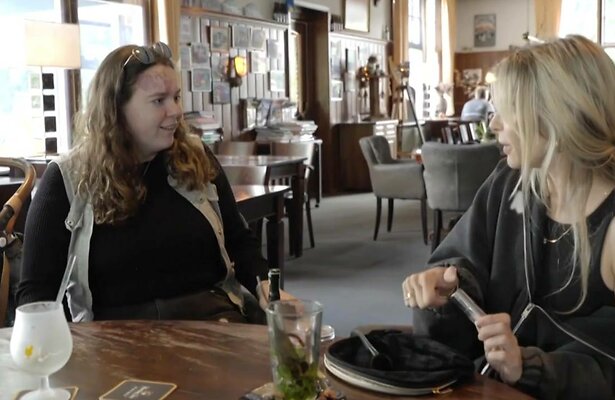 Larissa en Gaby Blaaser in Vier Handen op Een Buik.