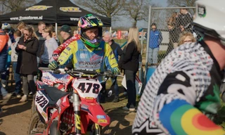 Vol gas door de modder