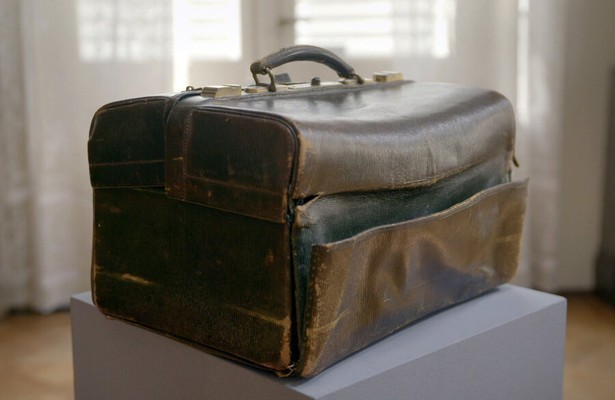 De koffer van Marie-Cécile Moerdijk in Van Onschatbare Waarde