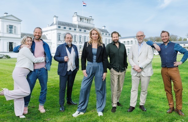 Dionne Stax met de experts van Van Onschatbare Waarde