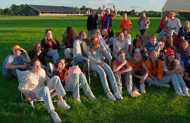 De familie Blom uit Een Huis Vol in feestelijke sferen