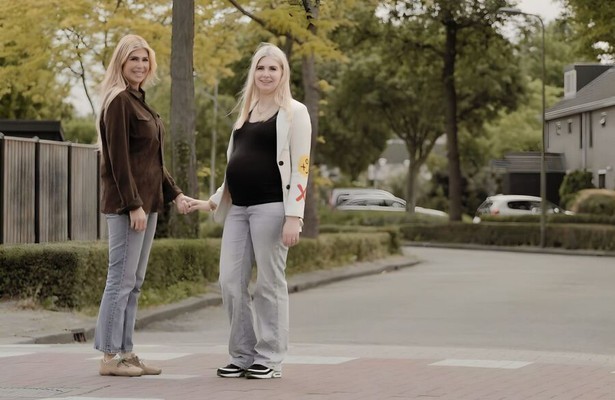 Estelle Cruijff en Nilay in Vier Handen op één Buik