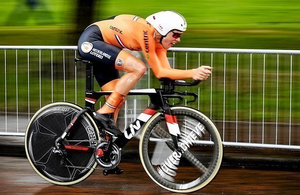 Op topsnelheid door de Kaasstad in EK wielrennen op de weg