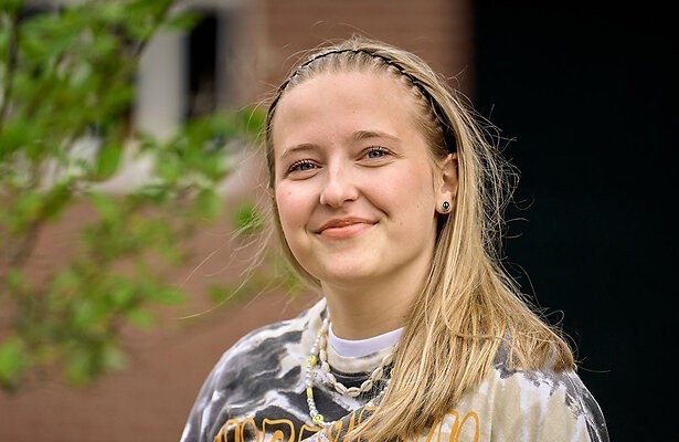 Linde Tijhof als Romy Ottink (Woeste Grond)