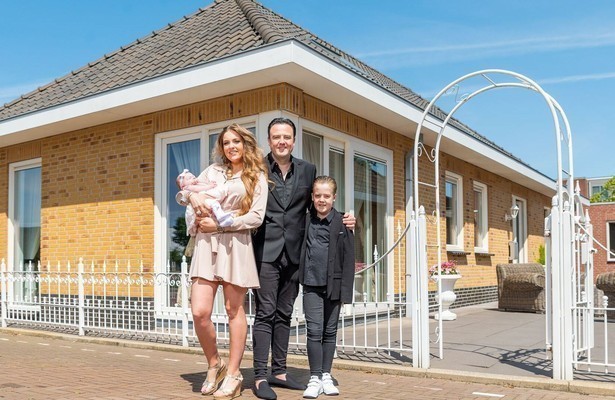 Wesley Ponsen en vrouw Marga voor Waar Doen Ze Het Van?