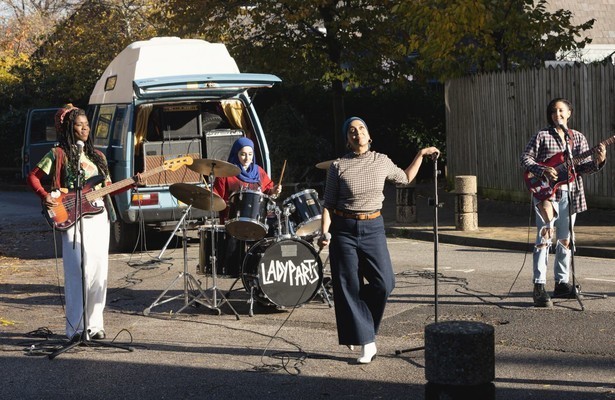 Juliette Motamed, Anjana Vasan, Faith Omole en Sarah Kameela Impey in We Are Lady Parts