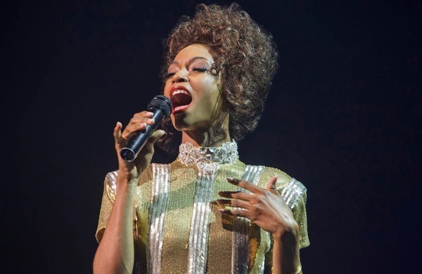 Yaya DaCosta als Whitney Houston in Whitney