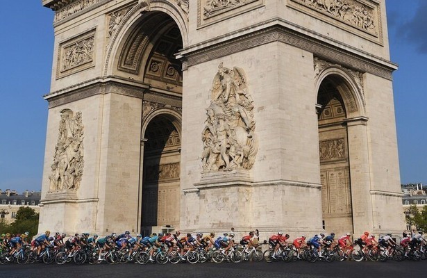 Tour de France: Knallend einde op de Champs-Élysées