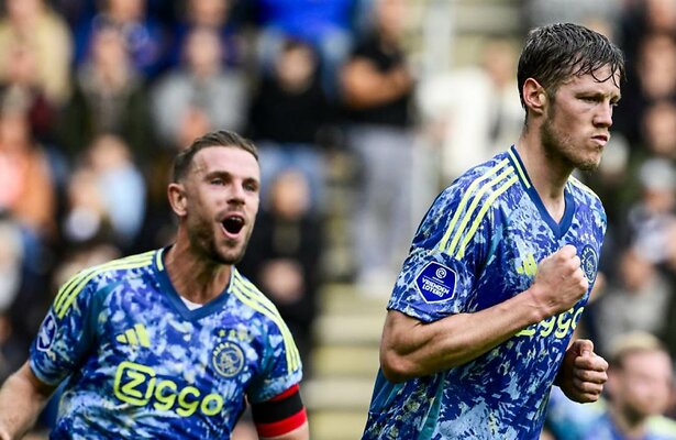 Wout Weghorst en Jordan Henderson (Ajax)